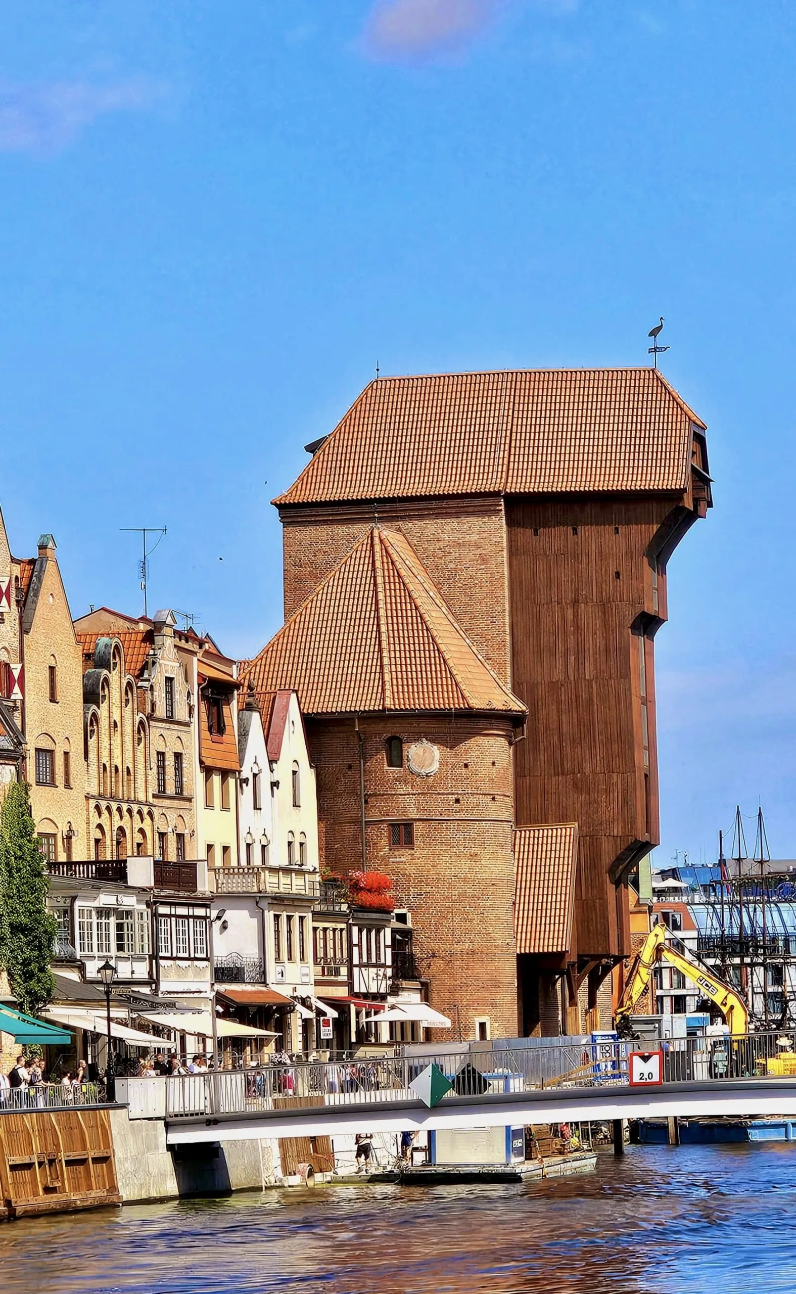 The Żuraw, Gdańsk's medieval timber and brick port crane, standing over the Motława beside the old waterfront houses